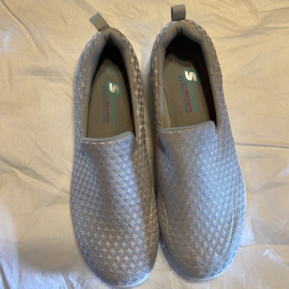 Skechers - never worn - Picture 2 of 4